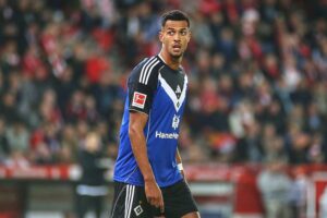 HSV-Spieler jubelt über den Sieg, trotz Unterzahl. Spannende Szene im Fußballspiel gegen Stuttgart.