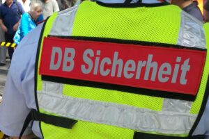 Aggressiver Mann greift Zugbegleiter während Fahrkartenkontrolle in Regionalbahn an.