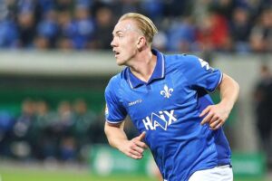 Darmstadt jubelt nach 4:2-Sieg gegen Fürth, Spieler feiern intensives Fußballspiel.