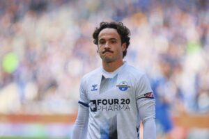 Hannover 96 feiert Sieg über Paderborn, während Schalker Remis gegen Münster. Spannung bleibt hoch.