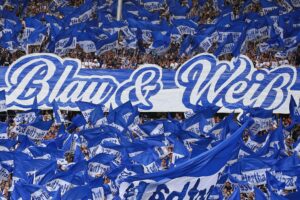 Hertha-Fans jubeln nach einem spannenden Spiel, das mit einem 1:0 gegen Kaiserslautern endet.
