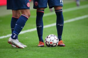 Zwei Fußballmannschaften spielen, mit Dynamo Dresden im Fokus, jubelnd nach einem Sieg.