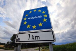 Bundespolizei kontrolliert Reisebus an deutsch-niederländischer Grenze, Festnahme eines gesuchten Mannes.