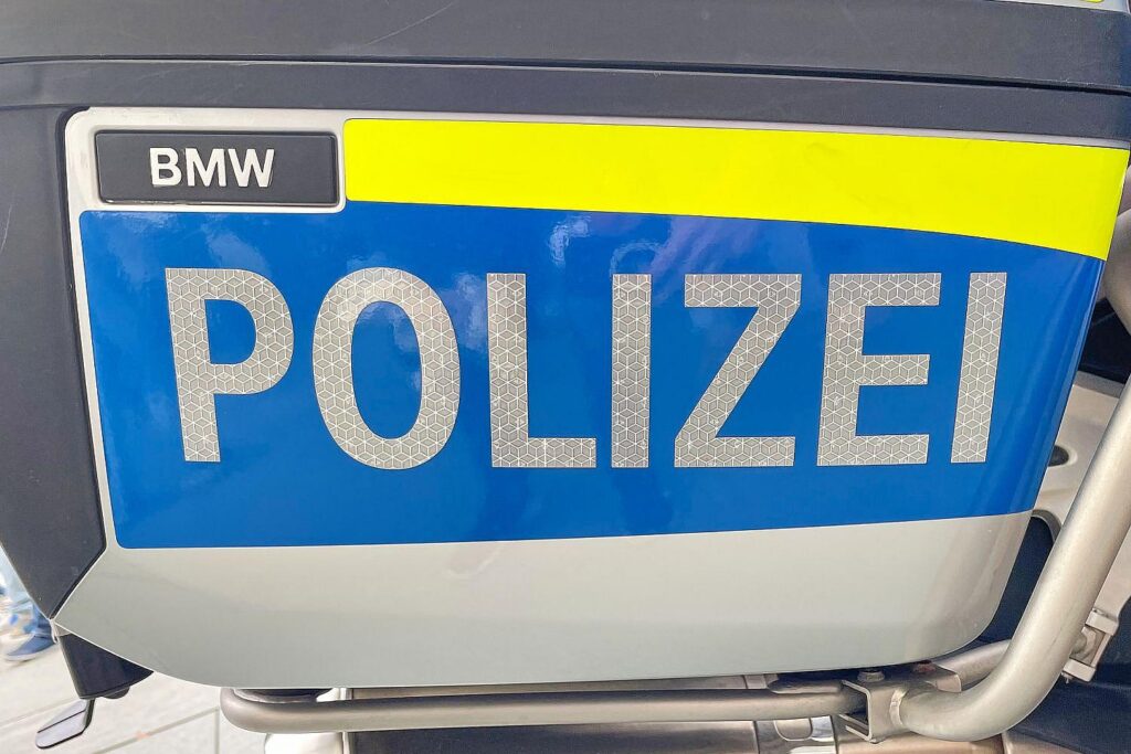 52-jähriger Motorradfahrer bei Unfall auf B104 schwer verletzt