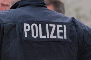 Alkoholisierter Fahrer wird von Polizei in Hennef gestoppt, Einsatzkräfte am Fahrzeug.