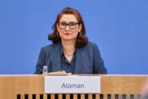 Ferda Ataman diskutiert Antidiskriminierungsgesetz, fordert besseren Schutz gegen sexuelle Belästigung im Alltag.