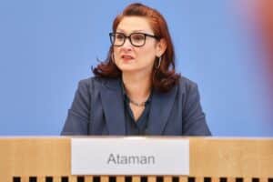 Ferda Ataman fordert längere Beschwerdefristen gegen Diskriminierung zur Unterstützung betroffener Menschen.