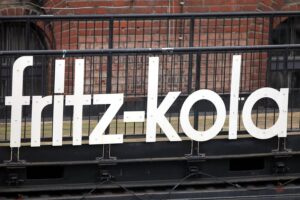Fritz-Kola trennt sich vom Verband, kritisiert AfD-Nähe und bekräftigt demokratische Unternehmenswerte.