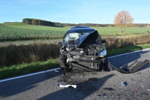 Auffahrunfall mit mehreren verletzten Personen und zwei beschädigten Fahrzeugen auf der Bundesstraße.