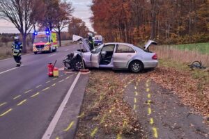 Auffahrunfall auf Bundesstraße: verletzte Personen, Polizei, Feuerwehr, gesperrte Straße, beschädigte Fahrzeuge.