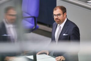 Außenstaatsminister startet Debatte über hybride Vergeltung Florian Hahn diskutiert Sicherheitsstrategien gegen Russland nach Anschlägen auf polnische Infrastruktur.