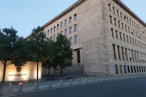 Reform des Auswärtigen Amts: Umstrukturierung, neue Kompetenzen, Fokus auf internationale Beziehungen und Sicherheit.