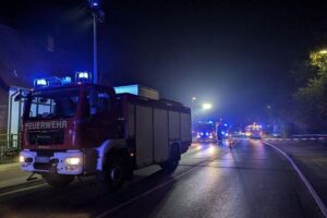 Einsatzkräfte retten Insassen nach Verkehrsunfall; Fahrzeug in Gewässer, Umweltschutzmaßnahmen getroffen.