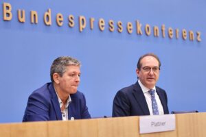 Vorstellung des BSI-Lageberichts 2025 mit Minister Dobrindt, Fokus auf Cybersicherheit und Vulnerabilität.