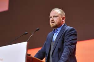 Christian Leye bei BSW-Parteitag: Neue Position und betont politische Diskussionen für zukünftige Ausrichtung.