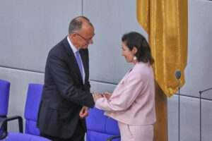 Friedrich Merz und Dorothee Bär diskutieren über Feminismus und politische Unterstützung für Frauen.