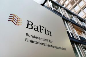Bafin-Logo mit Bild der Deutschen Bank, symbolisiert Ende der Sonderaufsicht und Kundenservice-Verbesserung.