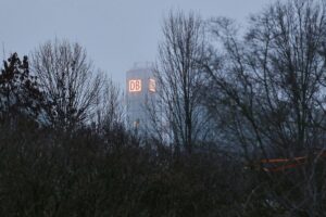 Verspätete Züge, Baustellen, Bahnchef präsentiert plan, Infrastrukturprobleme, enttäuschte Fahrgäste, unzuverlässiger Service.