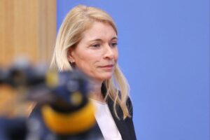 Evelyn Palla präsentiert das Sofortprogramm der Deutschen Bahn für verbesserte Reisekomfort und Pünktlichkeit.
