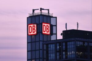 Renovierte Gleise, Bauarbeiten, Ersatzbusse und eine Karte der betroffenen Strecke zwischen Hagen und Köln.