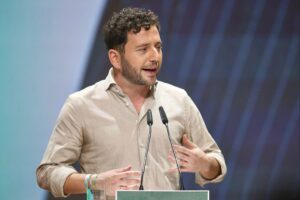 Felix Banaszak spricht auf dem Grünen-Parteitag über Klimapolitik und soziale Gerechtigkeit.