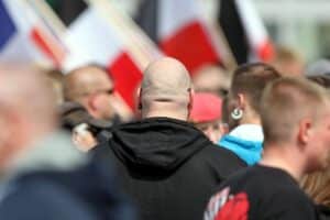 Polizisten durchsuchen einen Raum nach gesuchten Rechtsextremen mit offenen Haftbefehlen.