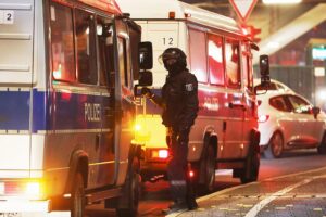 Polizisten im Einsatz, um Sicherheit während Silvesterfeierlichkeiten ohne Feuerwerk zu gewährleisten.