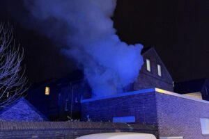 Zimmerbrand in Gelsenkirchen: Feuerwehr im Einsatz, eine Person tot, mehrere verletzt.