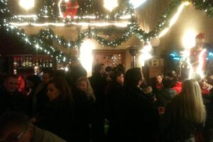 Weihnachtsmarkt-Szene mit festlicher Dekoration, bunten Ständen und vielen Besuchern in Bielefeld.
