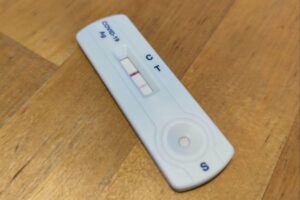 Abbildung eines positiven Corona-Tests, symbolisiert Forschungsergebnisse zur Virusvermehrung.