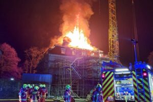 Dachstuhlbrand am Schloss Hardenberg, Feuerwehr im Einsatz, massive Rauchentwicklung sichtbar.