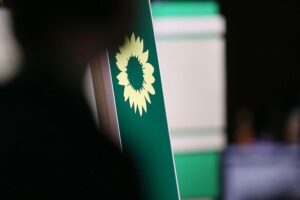 Grünen-Logo und Juliana Meyer, neue Landesvorsitzende, im Fokus auf Bildung und ländliche Räume.