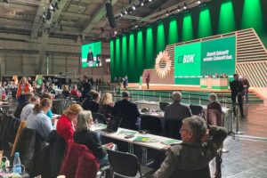 Brandenburger Delegierte beim Grünen-Parteitag, Diskussionen über Klima, soziale Gerechtigkeit und Wehrpflicht.