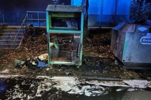 Beschädigter Altkleidercontainer nach Brand in Briedel, Feuerwehr löscht schnell, Polizei ermittelt.