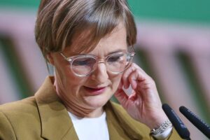 Franziska Brantner diskutiert Wehrdienst und Gesellschaftspflicht auf einem Grünen-Parteitag in Berlin.