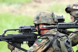 Bundeswehr-Soldaten in Aktion, symbolisch für die Diskussion um verpflichtende Musterung junger Leute.