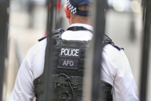 Ein britischer Polizist überwacht eine Festnahme im Zusammenhang mit terroristischen Aktivitäten der Hamas.