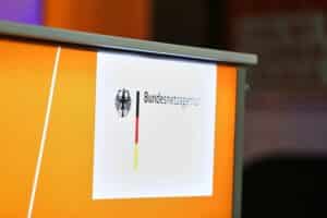 Bundesnetzagentur-Präsident Klaus Müller spricht auf dem EU-Digitalgipfel über KI-Regulierung und Standards.
