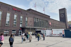 Düsseldorfer Hauptbahnhof: Bundespolizei sichert gefährliche Gegenstände bei Einsatz gegen Gewaltdelikte.