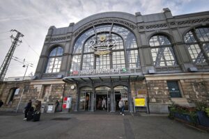 Dresdner Hauptbahnhof mit Bundespolizei, Kontrolle von Männern wegen Drogen und Waffenverstößen.