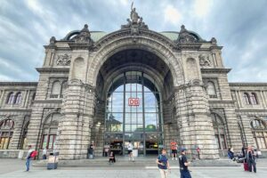 Nürnberger Hauptbahnhof mit Hinweisschildern zu Mitführverbot für gefährliche Gegenstände in der Vorweihnachtszeit.