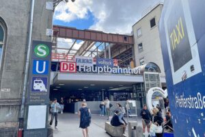 Polizeiaktionen zur Gewaltprävention am Münchner Hauptbahnhof, verstärkte Präsenz und Verbote.