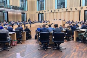 Bundesrat diskutiert Krankenkassen-Sparpaket, es drohen Beitragserhöhungen, Länder kämpfen um finanzielle Entlastungen.