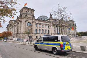 Polizeiabsperrung vor dem Bundestag, Hintergrund der Warnung vor verdächtigen USB-Sticks.