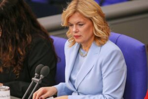 Julia Klöckner diskutiert Antisemitismus, fordert klare Haltung bei Einwanderung und gesellschaftlicher Verantwortung.