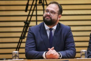 Jonas Urbach präsentiert Maßnahmen zur Sicherheit von Frauen gegen häusliche Gewalt im Thüringer Landtag.