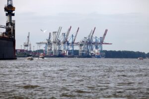 Hamburger Hafen mit Containerschiffen, Kritik an SPD wegen langsamer Infrastrukturprojekte.