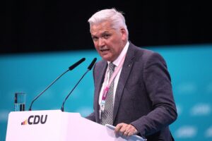 Hubert Hüppe spricht auf einem Politiker-Event über Rentenfragen und Generationenkonflikte.
