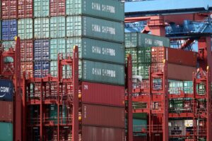Containerschiff im Hafen symbolisiert Chinas Aufstieg als Deutschlands wichtigster Handelspartner.