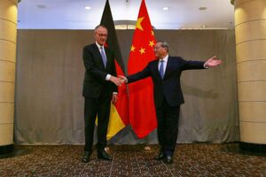Friedrich Merz und Li Qiang beim G20-Gipfel, symbolisieren bilaterale Beziehungen zwischen Deutschland und China.